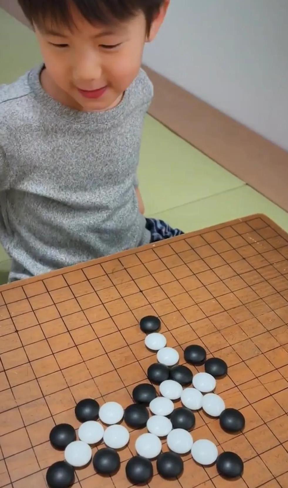 孙莉|孙莉晒和儿子温馨互动日常,5岁彼得潘模样很帅气,很像爸爸黄磊