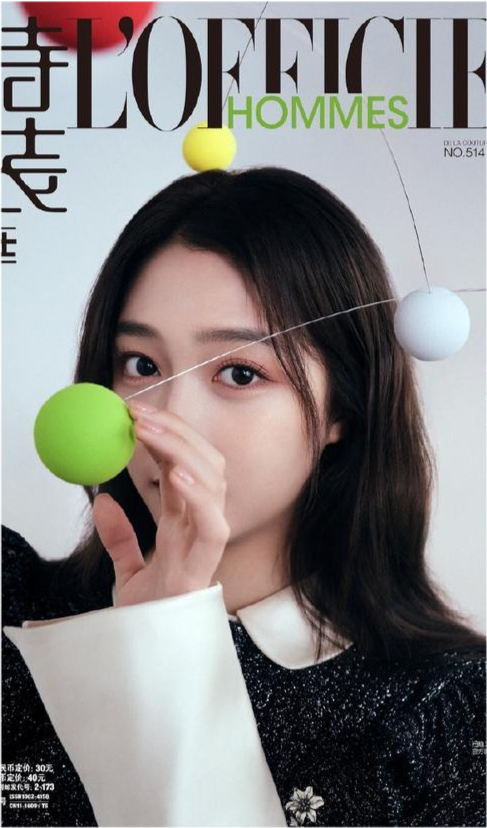 关晓彤|关晓彤开年大刊造型太封神！穿职场装依旧展现高级感十足，气场足