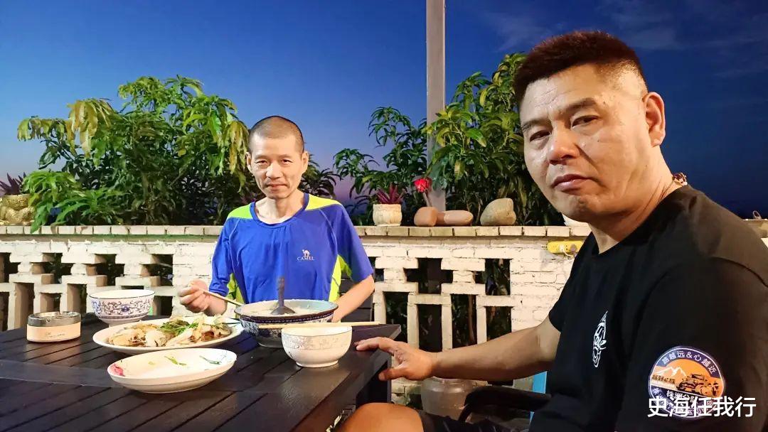 男子借钱带绝症老友游中国:他写了遗书给我,路上去世我会带他回家