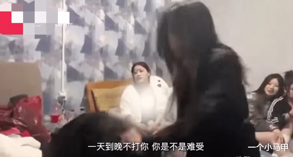“太恶劣了!”近日,山东日照。一女孩在出租屋内被5名女子殴打