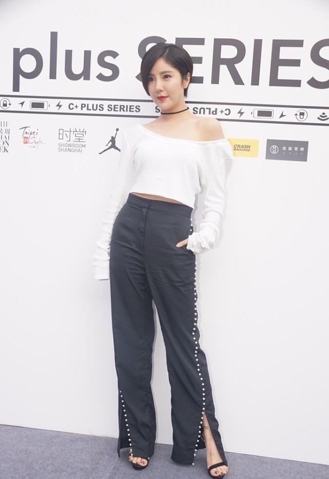 穿衣搭配 赵奕欢的身材真没得说，穿露肩上衣好妩媚，短发也藏不住女人味