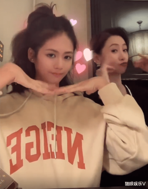 翁虹|54岁翁虹与女儿罕见同框,和14岁女儿热舞似姐妹,小水晶淡妆出镜