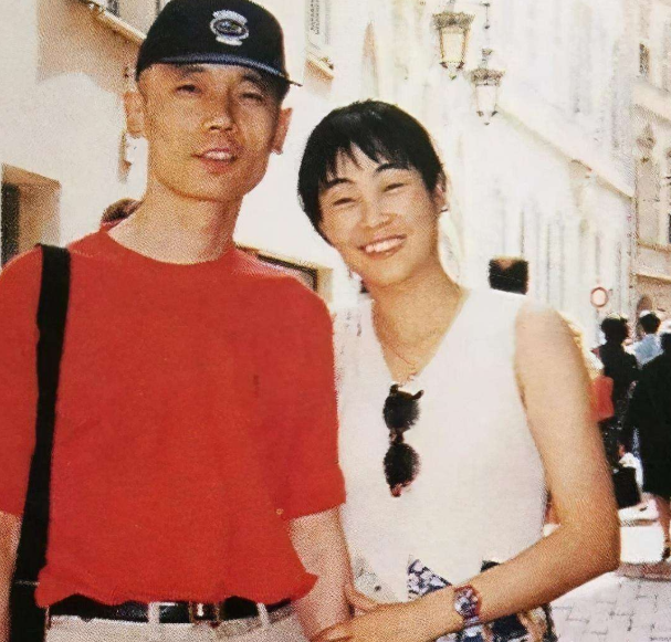 葛优|葛优罕带妻儿外出过节被拍!戴情侣帽贴心拎包,3岁儿子表现乖巧