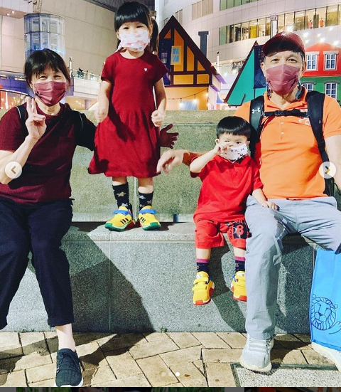 江宏杰|江宏杰带儿女回老家，庭院里打棒球搭泳池欢乐多，斑驳地板太抢镜