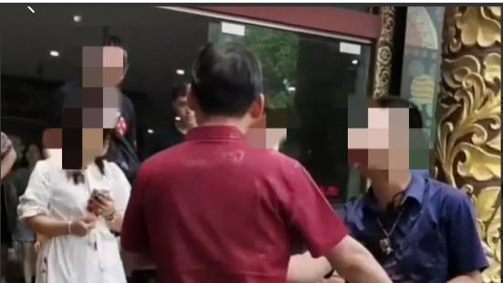 武汉|近日，云南西双版纳，一男子疑似在在云南旅游时遭遇强制购物