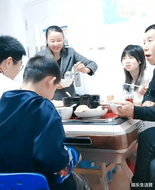 黄晓明|大团圆！孙海洋拍全家福，姐弟仨热烈相拥，孙卓收迟到的生日礼物