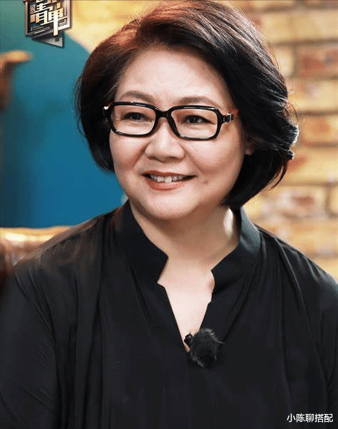 bin “国民妈妈”萨日娜：圆脸很旺夫，穿衣宽松得体，54岁也温婉贵气