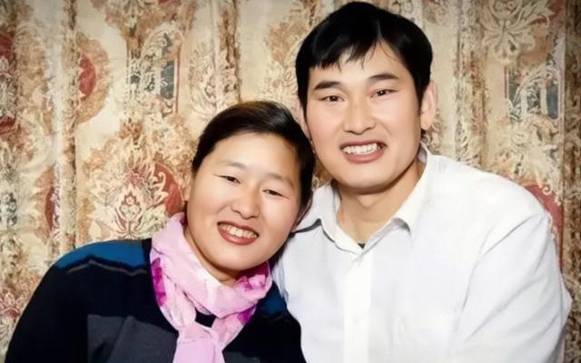 朱之文|大衣哥七夕约饭，袁庆穿旗袍精心打扮，扭腰摆臂让大衣哥直擦汗