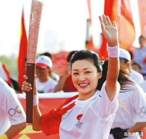 周涛|美才女主持人周涛:前央视一姐多年主持春晚,事业家庭都完美