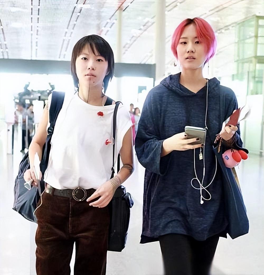 窦唯|53岁窦唯近况曝光，罕见露腼腆笑容，白发显沧桑越来越“慈祥”