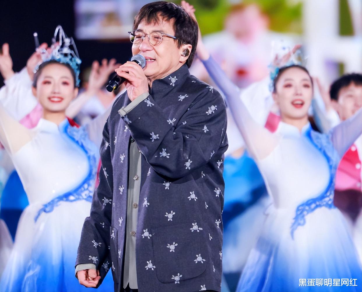 成龙|成龙入驻直播平台,开启首秀,众明星助阵,累计观看人数破5000万