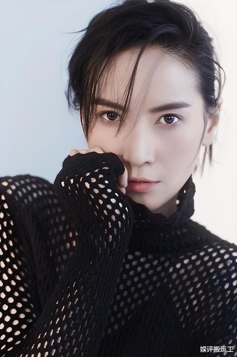 |?同样是“女生男相”,把迪丽热巴和蒋璐霞放在一起,区别就出来了