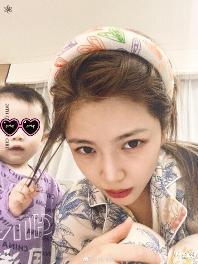 杜淳|杜淳老婆一早陪女儿玩耍，9个月蛋饺啃妈妈发箍扯她头发，好调皮