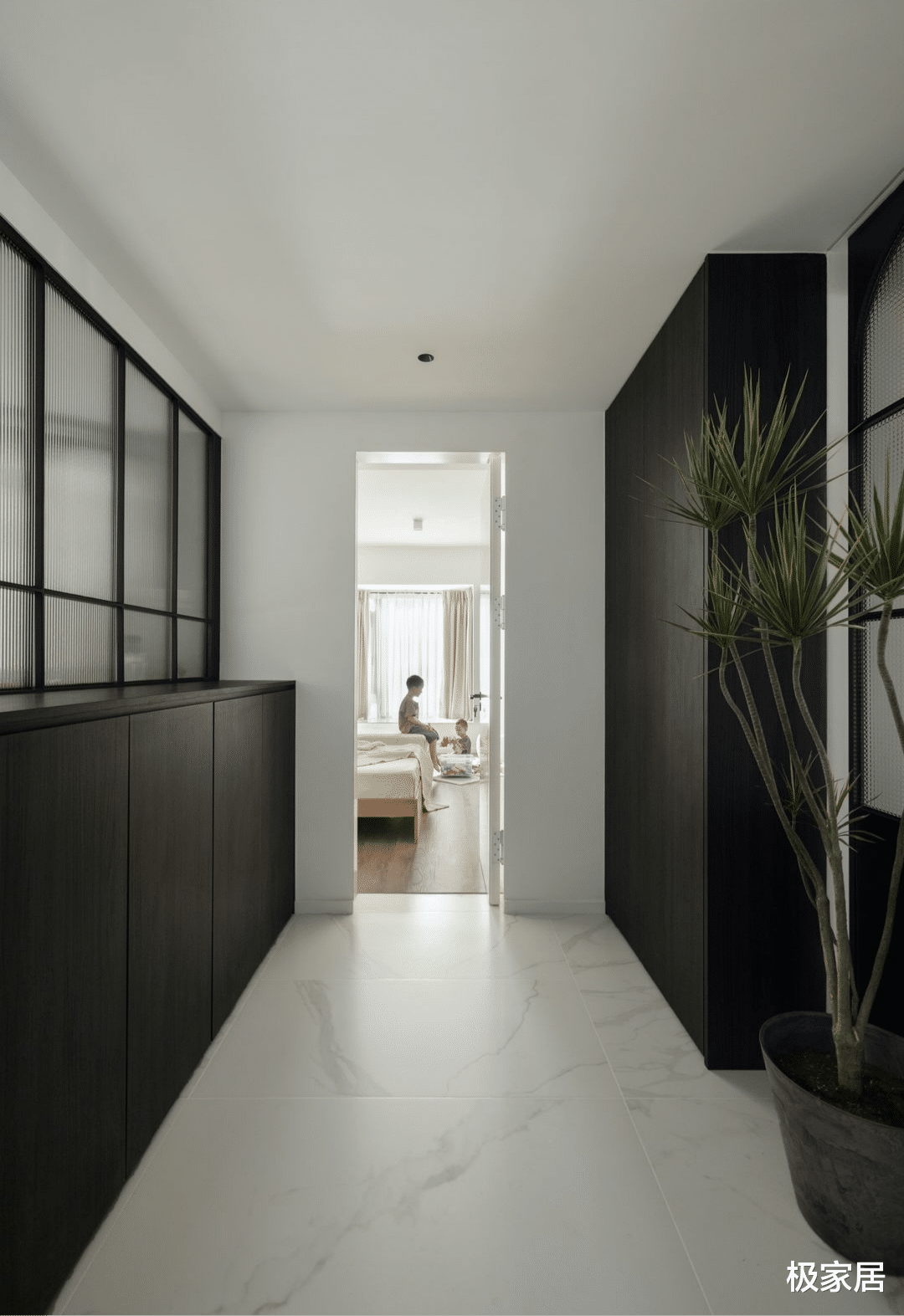 三代同堂的家，通过冷暖色调的运用，创造6个人的完美生活空间