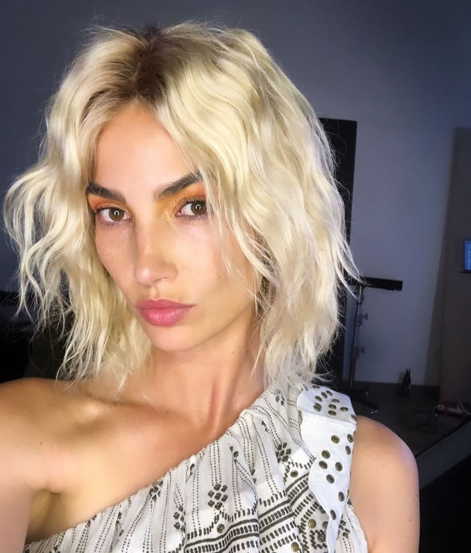 水果 短发怎么烫不显老？齐肩卷发像大妈，微卷短发显年轻.