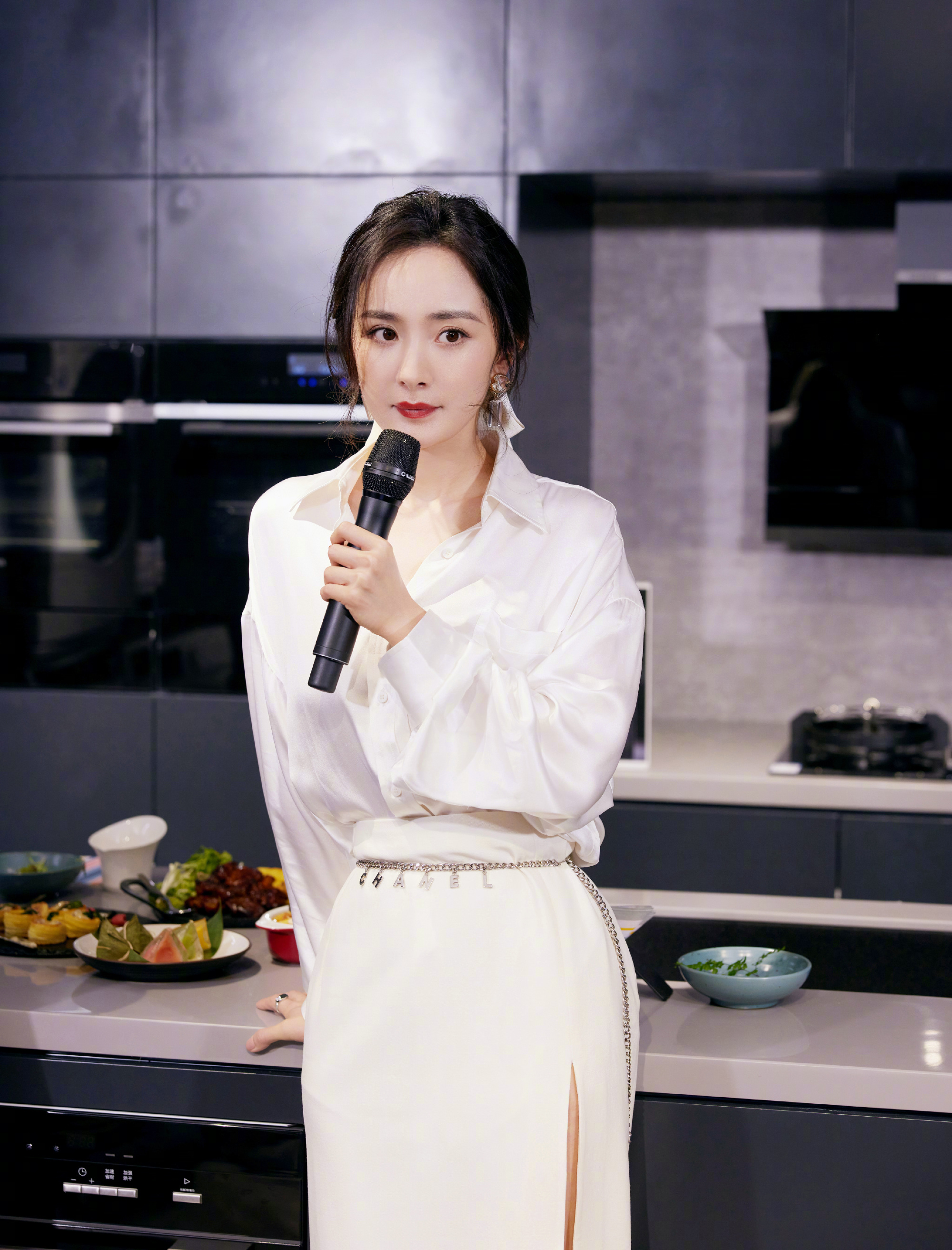 杨幂|杨幂又美出圈了，30+的熟女跟着杨幂穿，分分钟让你玩转时尚 。