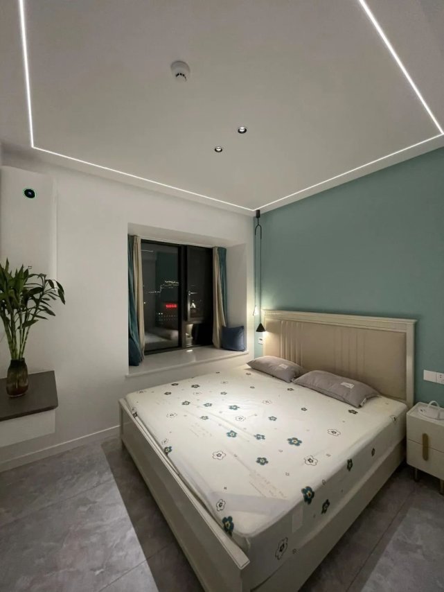 104平四口之家,客厅激光投影太过瘾,整柜的手办太壮观