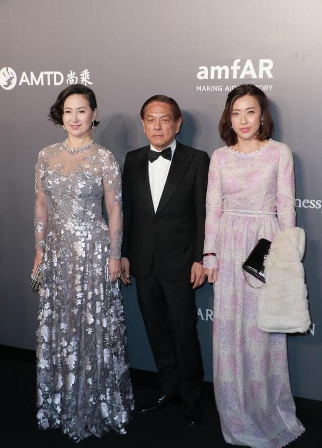 香港|何超琼跟甘比合照,这个站在C位的男人才是“大人物”,他是谁?