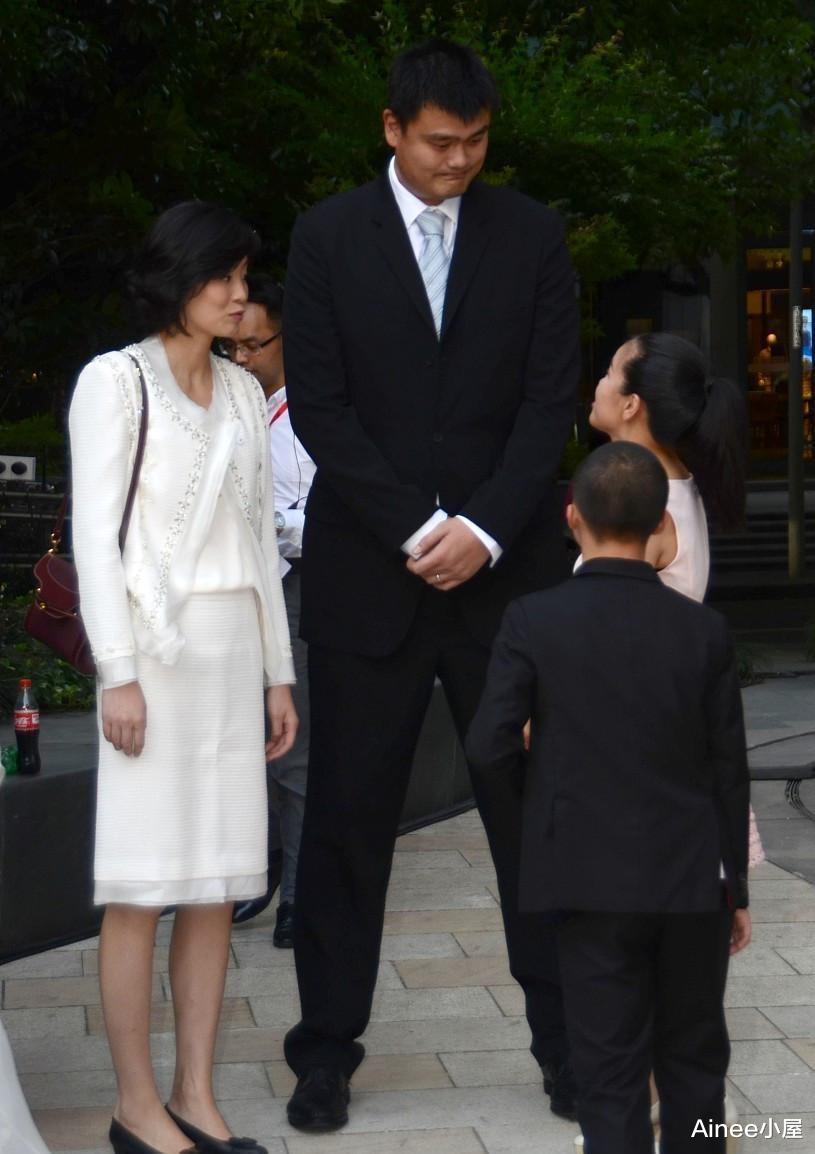 姚明妻子气质挺温柔的，穿蓝色碎花裙清新淡雅，在老公身边好娇小