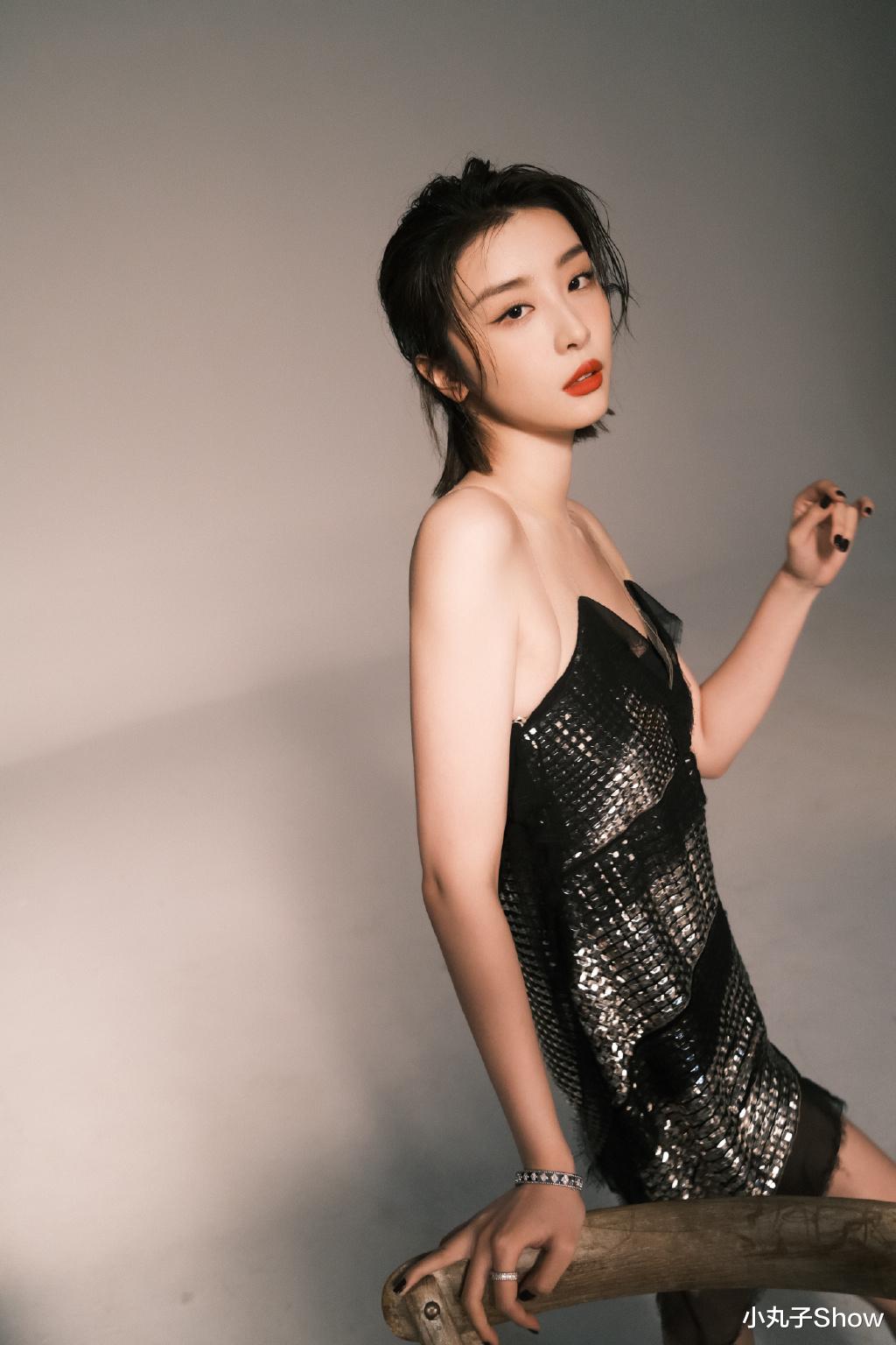 赵小棠|复制粘贴!赵小棠与妈妈合体拍写真,妈妈犀利的眼神让人不敢直视