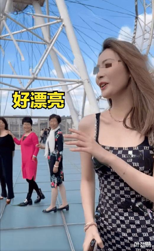 广州一女孩穿短裙丝袜拍照引人关注,旁边大妈羡慕不已:好漂亮