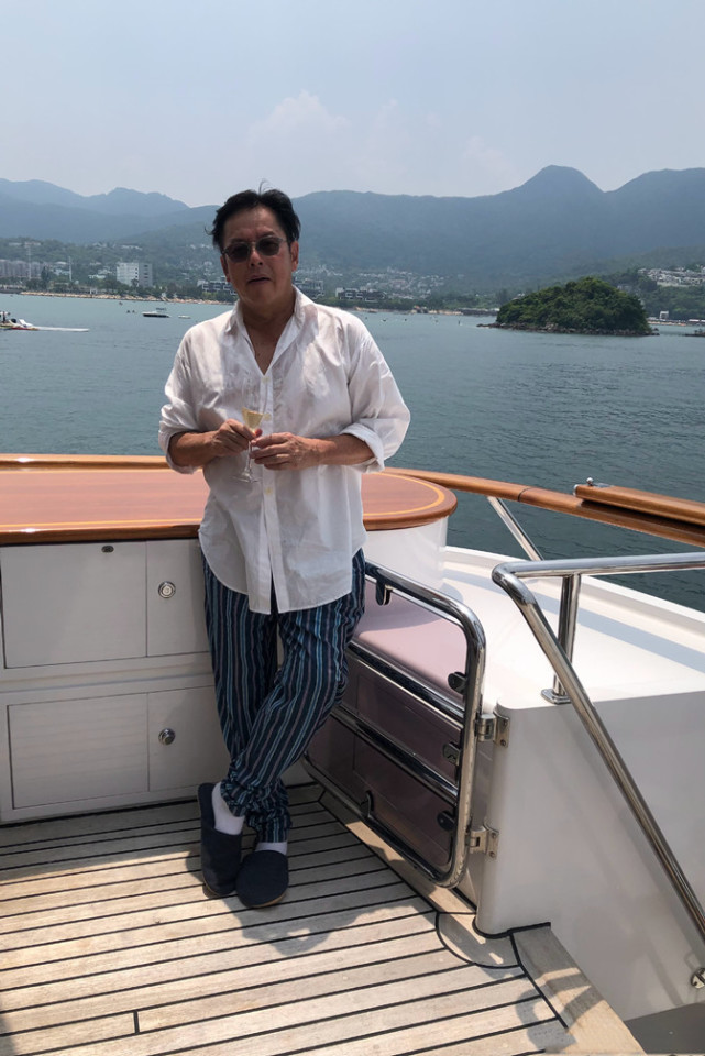 谭咏麟|谭咏麟晒生活近照,72岁出海累得靠在扶手边,穿衬衫身形臃肿真老