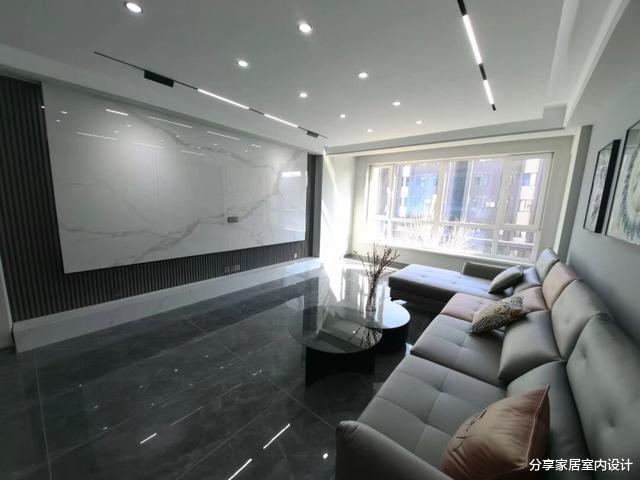 看她家新房，全屋地面铺灰色瓷砖很耐脏，无主灯的设计很时尚！