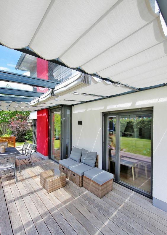 国外阳台从来不封,享受露台待遇,搭个框架扯张网,就能遮阳挡雨