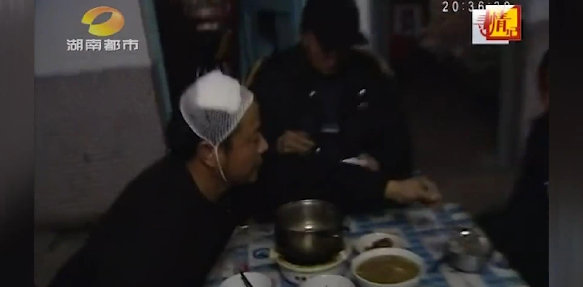 八旬老人再婚遭儿子反对,拿起竹竿打儿子脑袋,儿媳:你不配做人