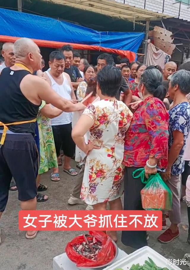 江西女子用100元假钞被当场抓获,女子挣扎喊冤,路人:她是老手