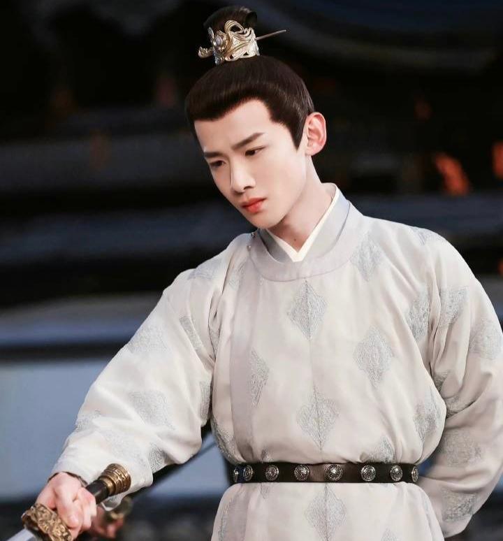 尹嵩|卿卿日常：尹嵩自己都没想到，他最终会栽在微不足道的小人物身上