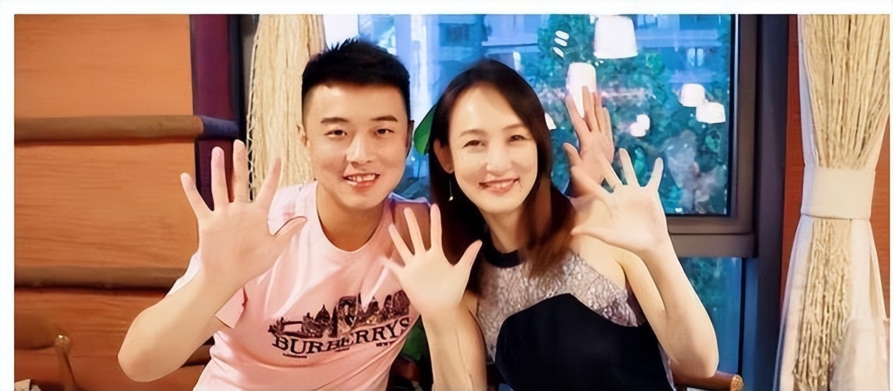 王皓|王皓近况：没离开国乒，38岁家庭幸福，妻子身材火辣，喜欢谷爱凌