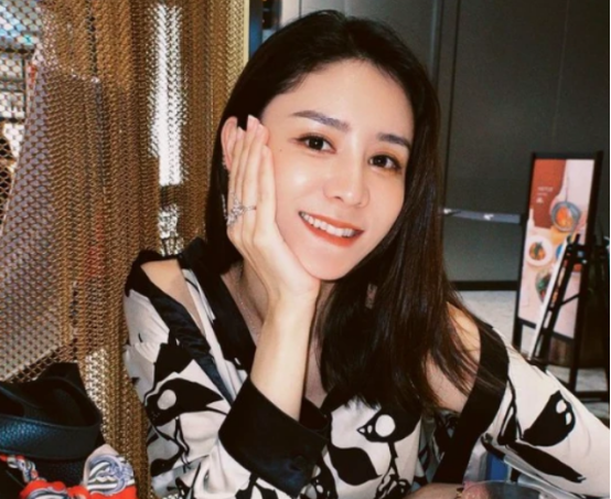 林峰|张馨月吐槽林峯喂自己吃过期药，却暖心陪伴女儿，不满区别对待