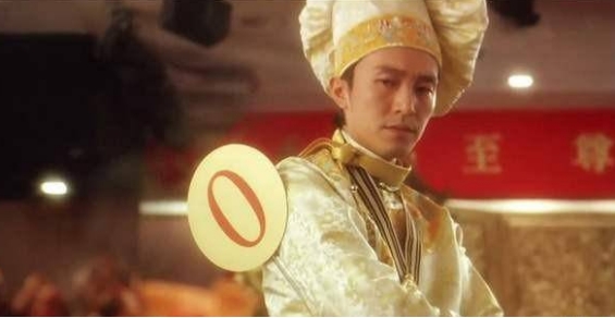 周星驰|周星驰近照状态大好！60岁仍皮肤光滑没皱纹，直言要选有头脑的人