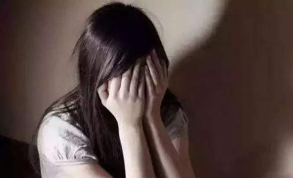故意隐瞒同意的性行为,是否侵犯性自主权,构成强奸罪?
