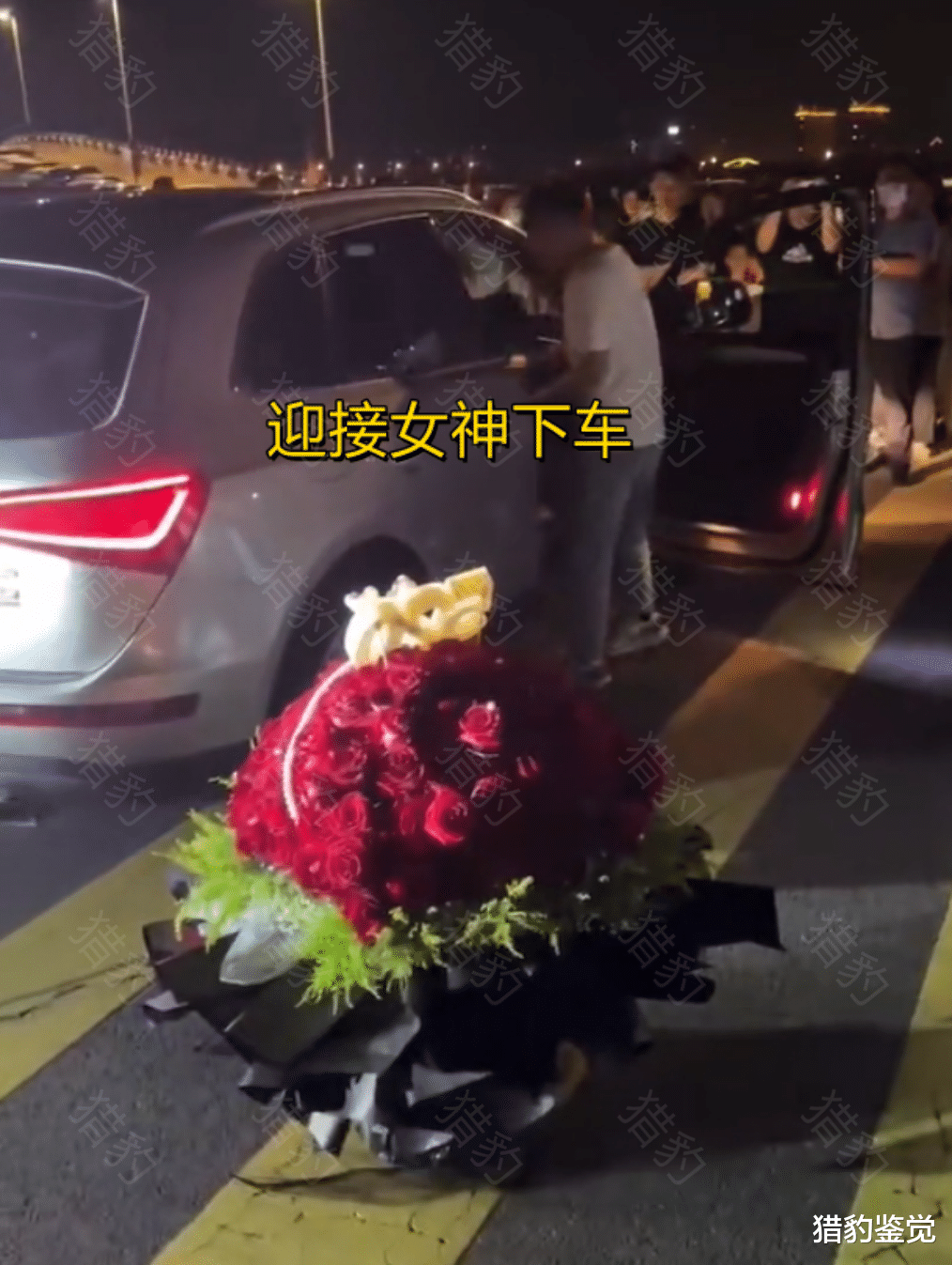 山东31岁男子深夜求爱00后,姑娘一脸害羞,网友:男人至死是少年