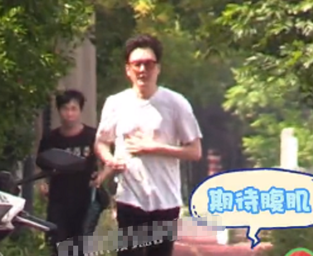 冯绍峰|43岁冯绍峰街头跑步无人识，不戴口罩似遛弯大爷，爱抽烟状态憔悴
