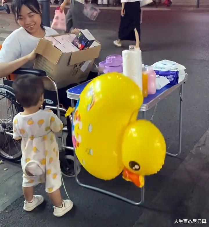 20岁单亲妈妈身残志坚,带着孩子摆地摊努力求生,不知丈夫在哪里