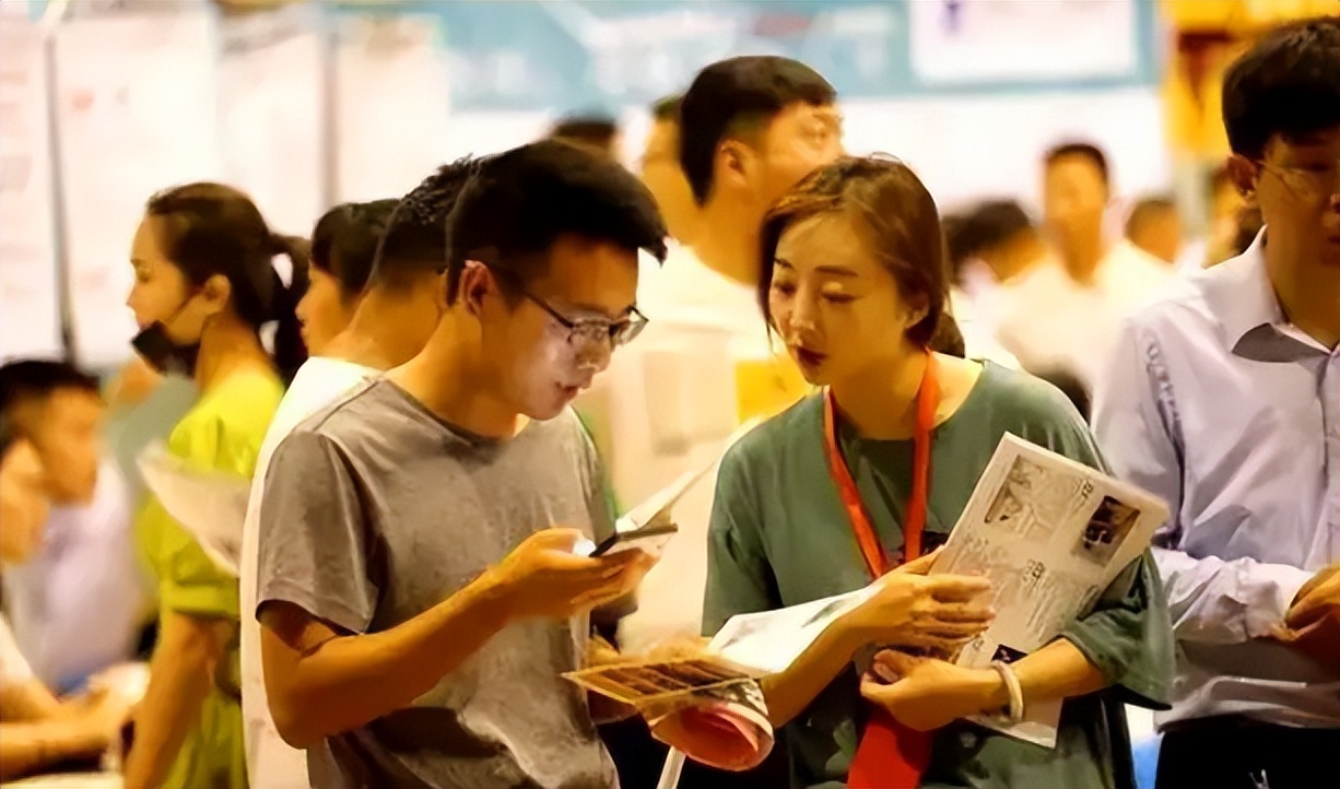 |北大博士毕业考上“街道办城管”，引网友一阵热议，大材小用了？