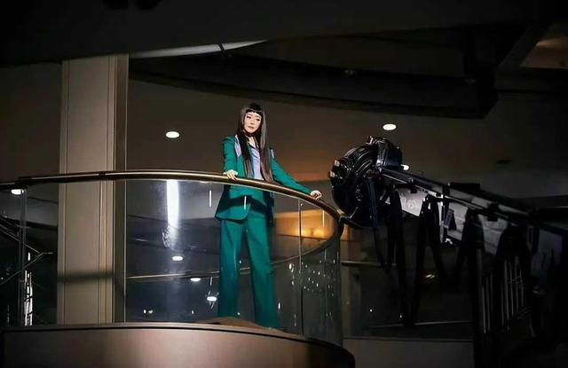 养颜 金喜善绿色西装搭配齐刘海:一种穿法却两种风格,既时尚又减龄