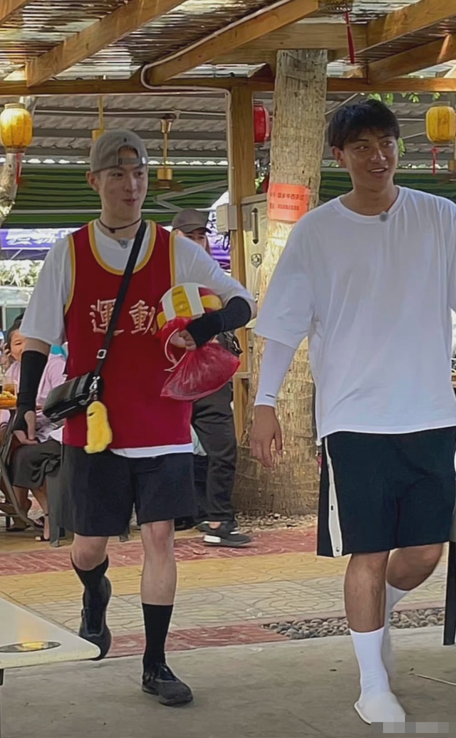 黄子韬|黄子韬录综艺被拦校外，遭门卫怒怼我管你什么韬，画面曝光引爆笑