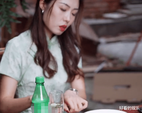 |3.6W粉的鹿小璐，撅屁股开门、戴蕾丝手套，网友：比唐小鱼还能作