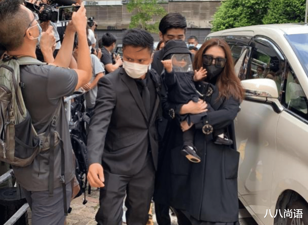 何超盈|何超盈为爱女庆生！3岁荷包蛋戴着皇冠、项链、戒指，礼物摆一桌