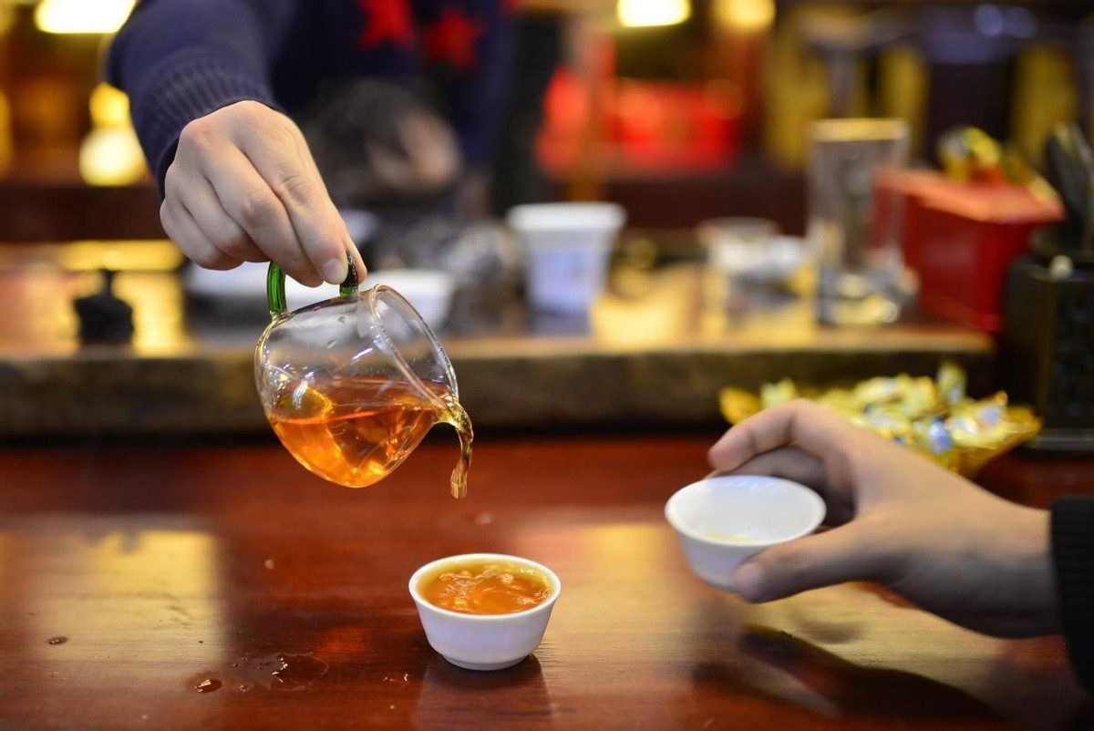 广东68岁大爷,坚持喝茶20年,身体和同龄人竟天差地别,这是为啥