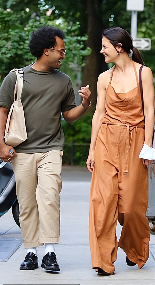 汤姆·克鲁斯|阿汤哥前妻和黑人小男友出街好甜!穿背带裤真嫩,男友身材五五分