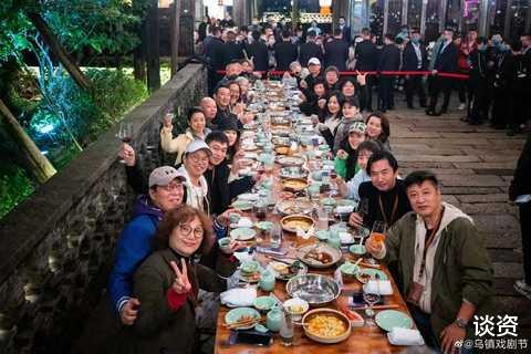 谢娜|毫不避讳！乌镇戏剧节张杰谢娜紧挨贴贴秀恩爱，真夫妻太好嗑