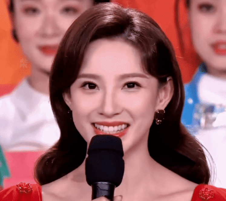 马凡舒|从走秀比基尼掉落，到主持春晚一夜爆红，马凡舒：谁爱看谁看