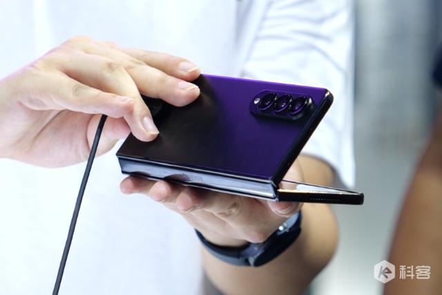 三星Galaxy Z Fold 4|细节升级更轻盈!三星Galaxy Z Fold4/Filp 4现场上手