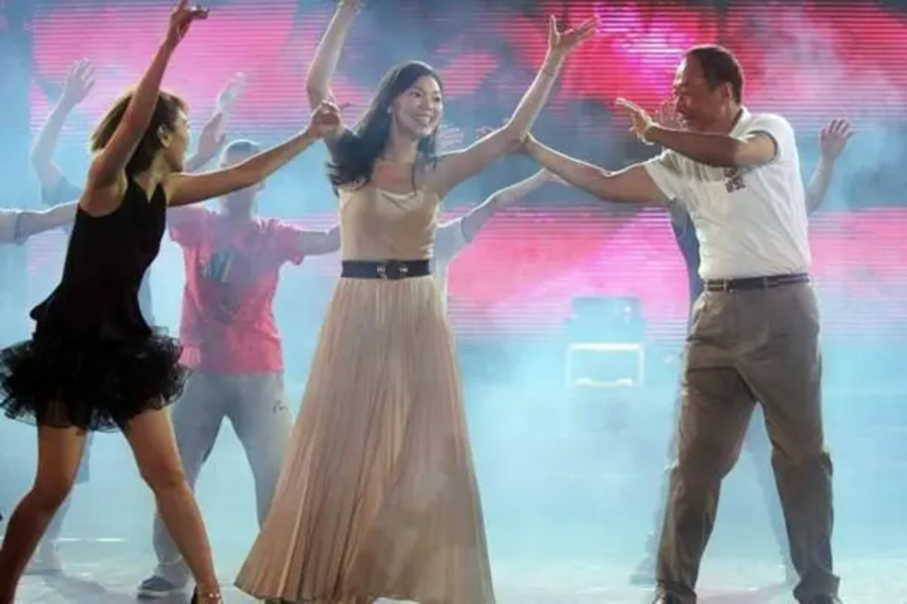 曾馨莹|郭台铭背后的女人，从舞蹈老师变成首富太太，母凭子贵坐拥上百亿