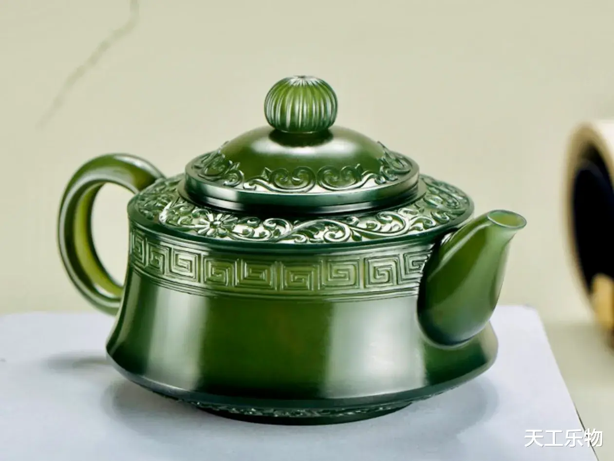 |古色古香的气韵之作！和田玉青玉缠枝纹薄胎井栏壶！
